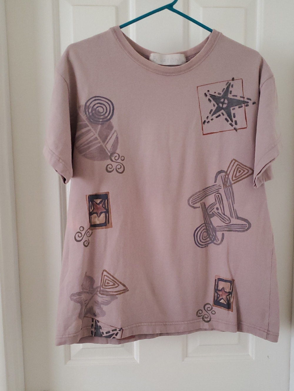 Vintage Blue Fish Short-Sleeve Graphic Tee in Dusty Mauve with Stars